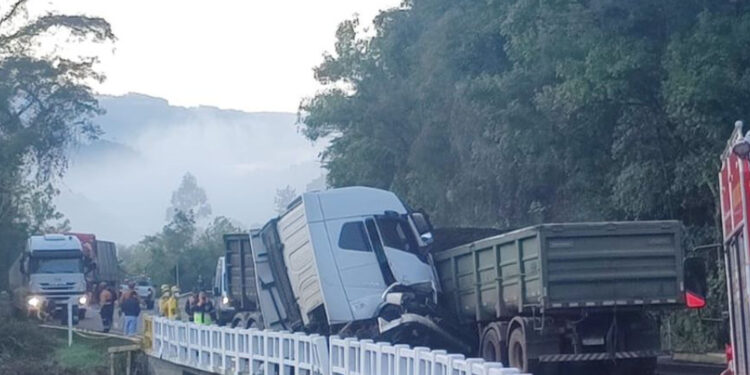 Acidente trágico na ERS-446 resulta em uma vítima fatal e um ferido: colisão entre dois caminhões e um veículo de passeio em Carlos Barbosa