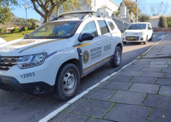 Condutor com direito de dirigir suspenso tenta fugir de fiscalização da Brigada Militar em Nova Roma do Sul