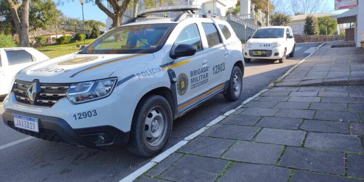 Condutor com direito de dirigir suspenso tenta fugir de fiscalização da Brigada Militar em Nova Roma do Sul