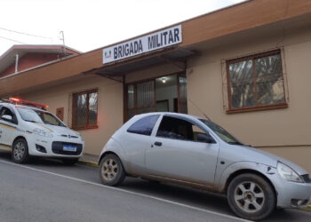 Brigada Militar realiza fiscalização de trânsito e autua veículo com CNH vencida e IPVA atrasado em Nova Roma do Sul