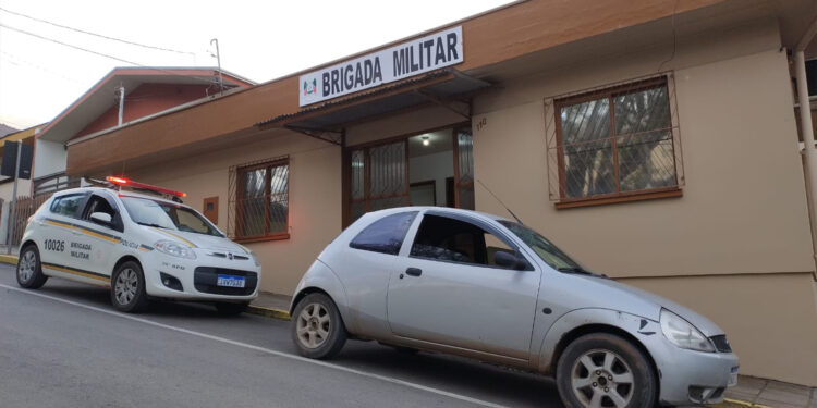 Brigada Militar realiza fiscalização de trânsito e autua veículo com CNH vencida e IPVA atrasado em Nova Roma do Sul