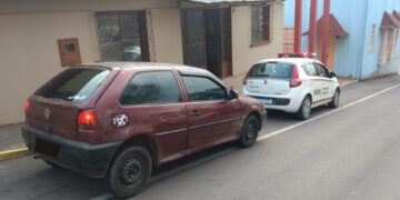 BM ABORDA VEÍCULO COM LICENCIAMENTO VENCIDO EM NOVA ROMA DO SUL