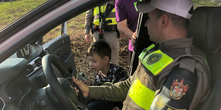 Brigada Militar realiza sonho de aniversário de garoto em Nova Roma do Sul