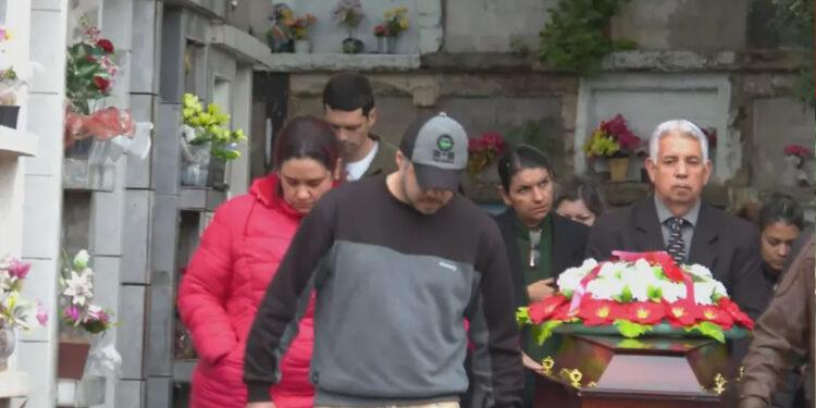 Enfermeira encontrada morta após viajar de Dublin ao RS é enterrada em Alegrete