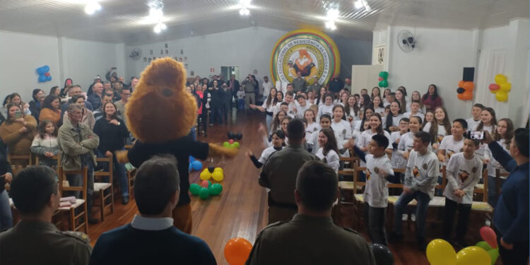 Brigada Militar de Nova Roma do Sul forma 63 alunos no Programa PROERD