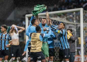 Grando brilha nos pênaltis, Grêmio supera Bahia e está na semifinal da Copa do Brasil
