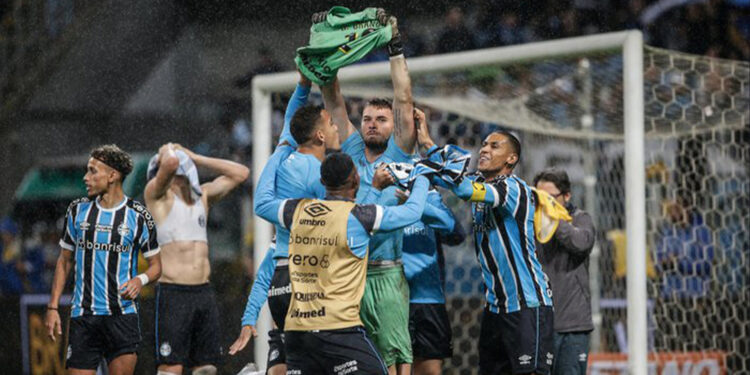 Grando brilha nos pênaltis, Grêmio supera Bahia e está na semifinal da Copa do Brasil