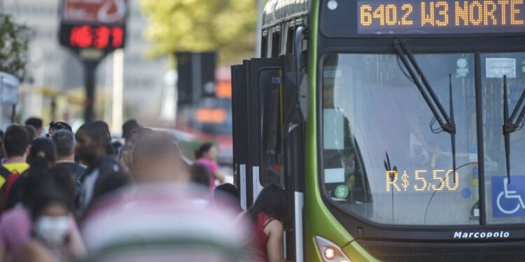 INSS estuda aceitar uso de transporte público como prova de vida