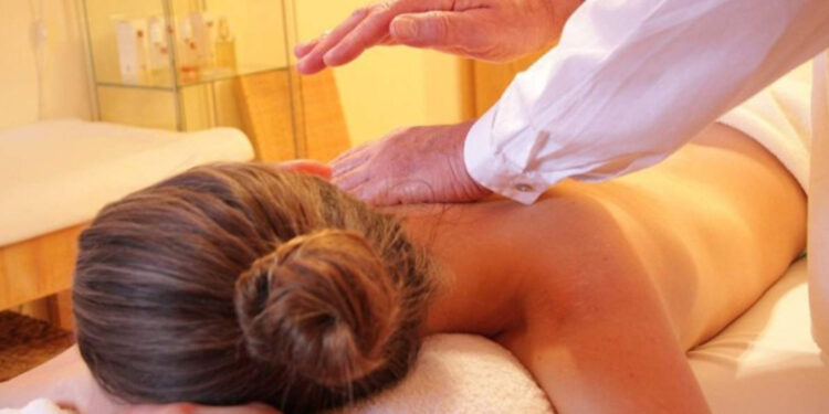 Massagista é preso por importunação sexual após denúncia de oito mulheres