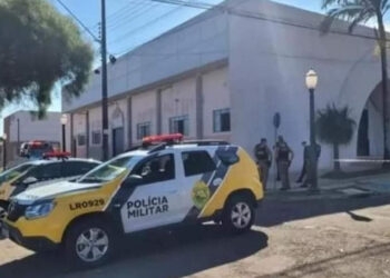 Mulher que diz estar apaixonada por padre se tranca em igreja e situação mobilizou PM e socorristas