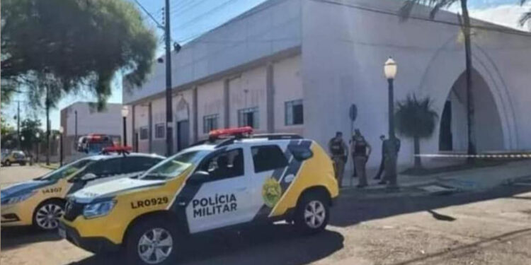 Mulher que diz estar apaixonada por padre se tranca em igreja e situação mobilizou PM e socorristas