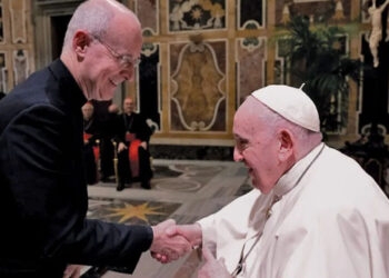 Papa convida líder católico que defende direitos LGBTQIA+ para sínodo