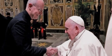 Papa convida líder católico que defende direitos LGBTQIA+ para sínodo