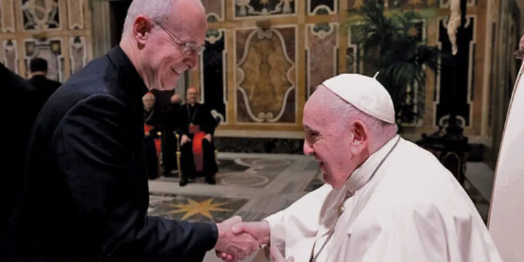 Papa convida líder católico que defende direitos LGBTQIA+ para sínodo