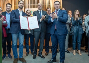 Estado assina contrato de venda e conclui a privatização da Corsan