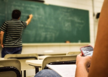 Holanda proibirá telefones celulares e dispositivos eletrônicos nas salas de aula a partir do próximo ano