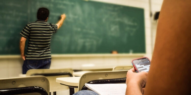 Holanda proibirá telefones celulares e dispositivos eletrônicos nas salas de aula a partir do próximo ano