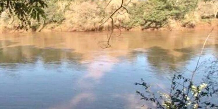 Mulher morre após carro cair de balsa em travessia no interior do RS