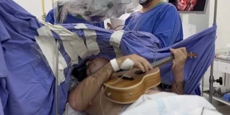 Paciente toca ukulele durante cirurgia no cérebro no RS