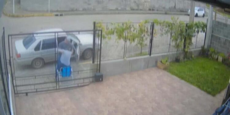 Idoso abandonado em calçada no RS é encaminhado a asilo, diz prefeitura