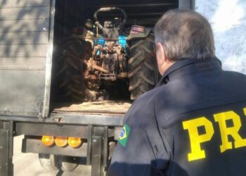 Dois homens são presos com um trator furtado em Caxias do Sul