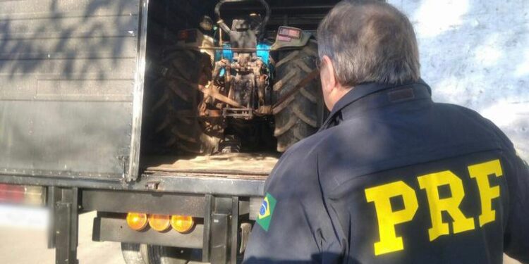 Dois homens são presos com um trator furtado em Caxias do Sul