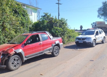 Caminhão Ford Cargo e Fiat Strada colidem em Fagundes Varela, interior de Nova Roma do Sul