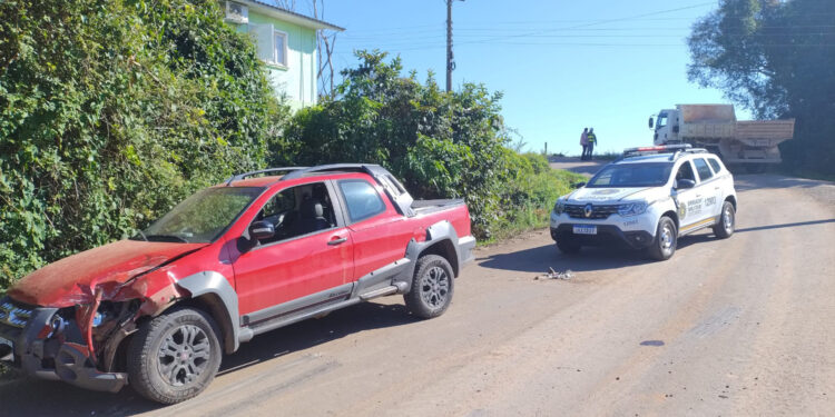 Caminhão Ford Cargo e Fiat Strada colidem em Fagundes Varela, interior de Nova Roma do Sul