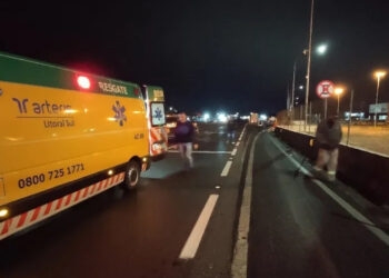 Mulher que levava bebê em carrinho é atropelada e morre em SC; criança sofreu lesões graves