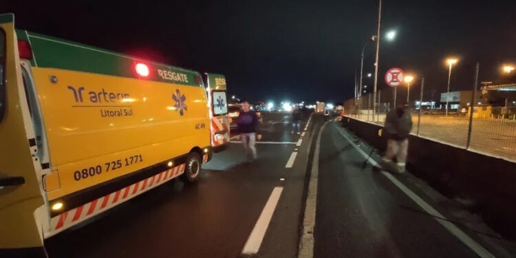 Mulher que levava bebê em carrinho é atropelada e morre em SC; criança sofreu lesões graves