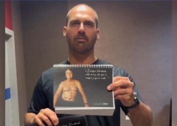Com Bolsonaro sem camisa e cicatriz à mostra, Eduardo Bolsonaro promove calendário