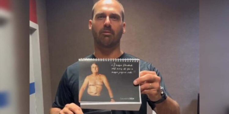 Com Bolsonaro sem camisa e cicatriz à mostra, Eduardo Bolsonaro promove calendário