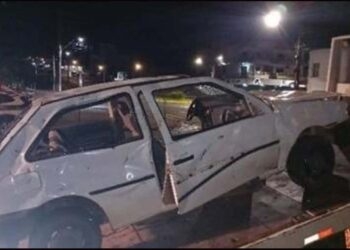 Jovem quebra o próprio carro com marreta após polícia constatar licenciamento vencido