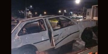 Jovem quebra o próprio carro com marreta após polícia constatar licenciamento vencido