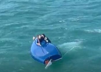 Casal é resgatado de helicóptero após barco virar no mar em SC