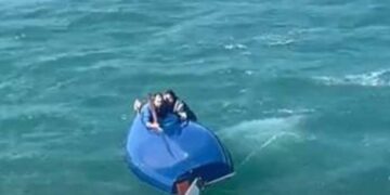 Casal é resgatado de helicóptero após barco virar no mar em SC
