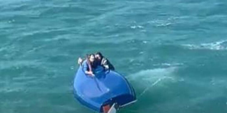 Casal é resgatado de helicóptero após barco virar no mar em SC