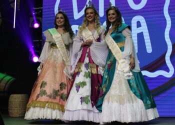 PAULA BEBBER É COROADA RAINHA DA 15ª FENAVINDIMA DE FLORES DA CUNHA