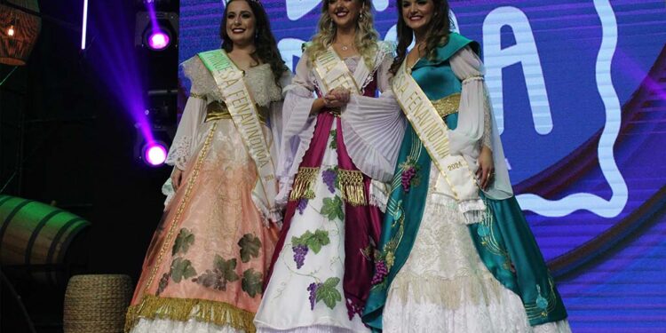 PAULA BEBBER É COROADA RAINHA DA 15ª FENAVINDIMA DE FLORES DA CUNHA