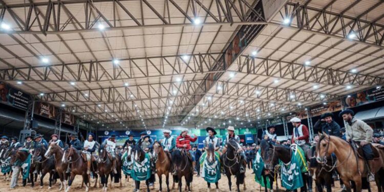 Freio de Ouro tem campeões inéditos na estreia da arena coberta