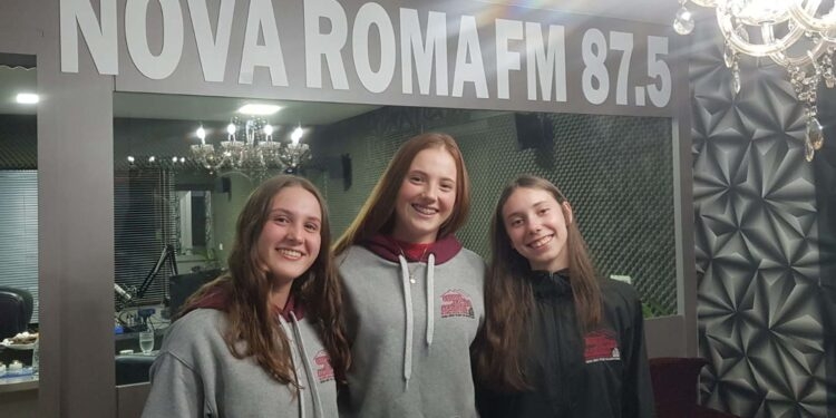 Jovens Compartilham Suas Experiências na EFASERRA no Programa de Frente com Elas da Rádio Nova Roma FM