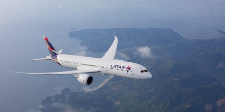 Piloto de avião da Latam morre após passar mal durante voo entre Miami e Santiago