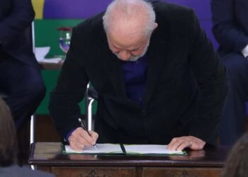 Lula assina medida provisória para taxar fundos de super-ricos