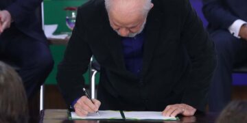 Lula assina medida provisória para taxar fundos de super-ricos