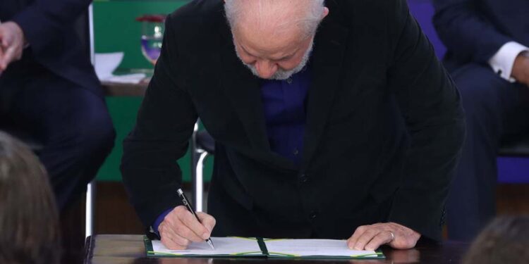 Lula assina medida provisória para taxar fundos de super-ricos