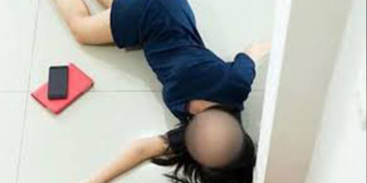 Mulher que caiu em piso molhado de shopping será indenizada