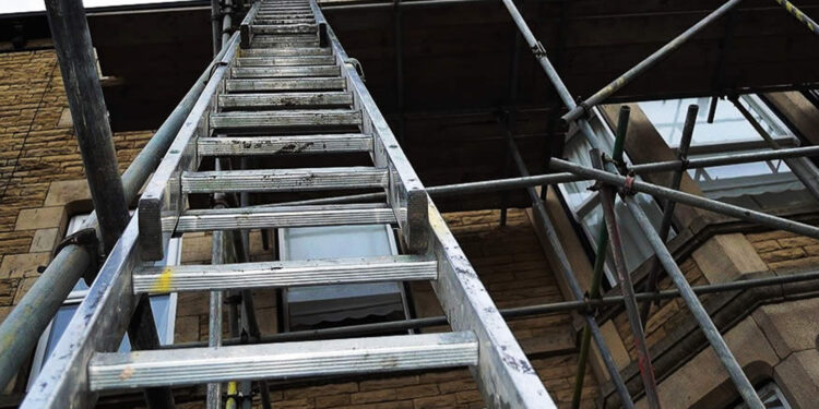 Mulher atingida por escada enquanto passava por obra receberá indenização em Caxias do Sul