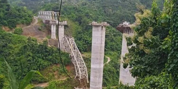 Quase 30 trabalhadores morrem após desabamento de ponte em construção na Índia