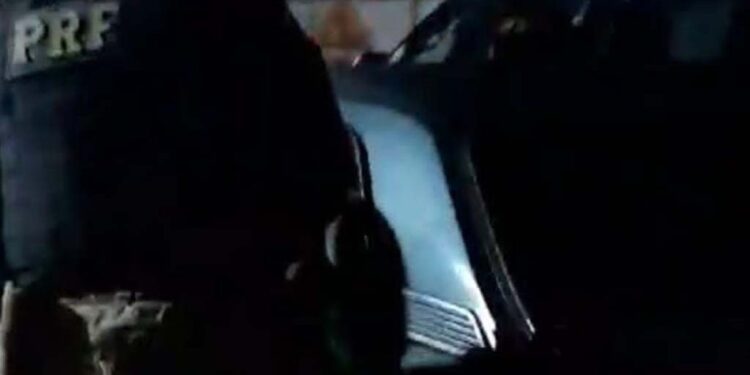 Adolescente é flagrado dirigindo enquanto bebia cerveja em rodovia federal gaúcha