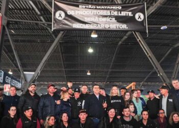 Produtores de leite protestam na Expointer contra a crise que se abate sobre o setor